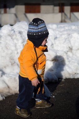 Küçük çocuk karda gülümser ve oynar. Yüksek kalite fotoğraf