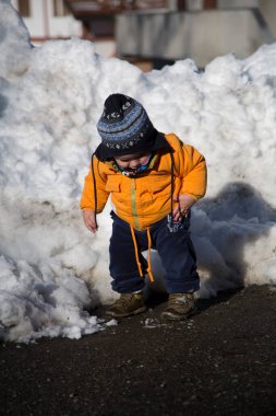 Küçük çocuk karda gülümser ve oynar. Yüksek kalite fotoğraf