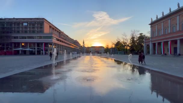 Reggio Emilia Victory Square Front Theater Valleys Luminous Fountain Sunset — Stockvideo