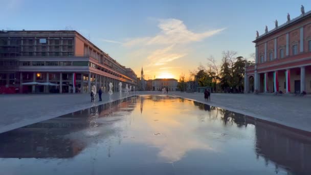 Reggio Emilia Victory Square Front Theater Valleys Luminous Fountain Sunset — ストック動画
