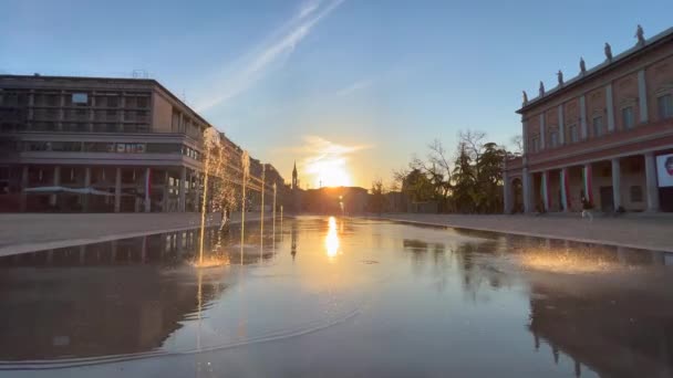 Reggio Emilia Victory Square Front Theater Valleys Luminous Fountain Sunset — стоковое видео