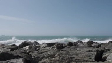 İtalya 'da Boccadasse' de kayalar ve engebeli Ligurya denizi. Yüksek kalite 4k görüntü