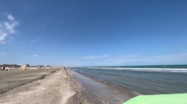 İlkbaharda romagnola plajı rimini, güneşli ve güçlü rüzgarlı. Yüksek kalite 4k görüntü