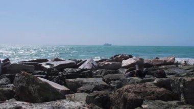 İtalya 'da Boccadasse' de kayalar ve engebeli Ligurya denizi. Yüksek kalite 4k görüntü