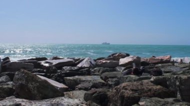 İtalya 'da Boccadasse' de kayalar ve engebeli Ligurya denizi. Yüksek kalite 4k görüntü