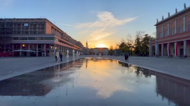 Reggio Emilia Seger Torg Framför Teatern Dalar Lysande Fontän Vid — Stockvideo