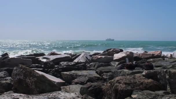 Скалы Бурное Лигурийское Море Италии Boccadasse Высококачественные Кадры — стоковое видео