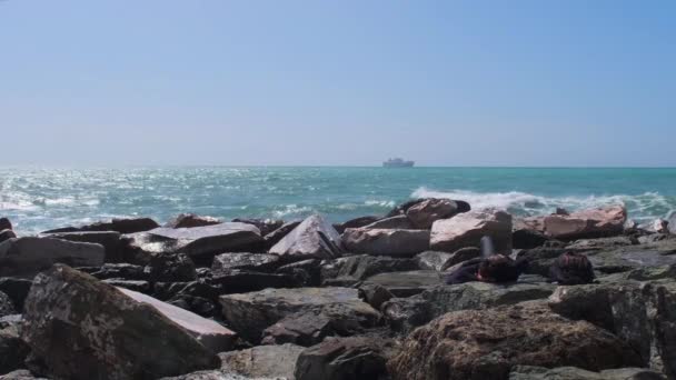 Скалы Бурное Лигурийское Море Италии Boccadasse Высококачественные Кадры — стоковое видео