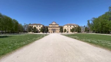 Güneşli bir günde Parma Palazzo Ducale Bulvarı. Yüksek kalite 4k görüntü