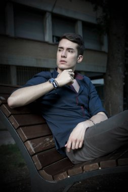 At kuyruklu güzel çocuk parkta bankta oturuyor. Yüksek kalite fotoğraf