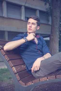 At kuyruklu güzel çocuk parkta bankta oturuyor. Yüksek kalite fotoğraf