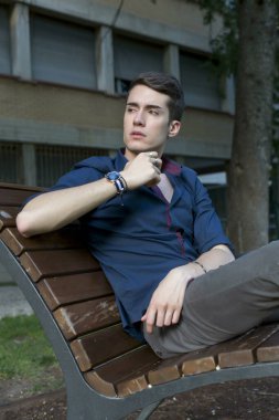 At kuyruklu güzel çocuk parkta bankta oturuyor. Yüksek kalite fotoğraf