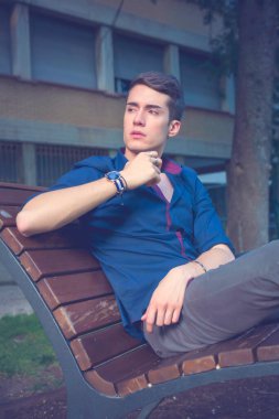 At kuyruklu güzel çocuk parkta bankta oturuyor. Yüksek kalite fotoğraf