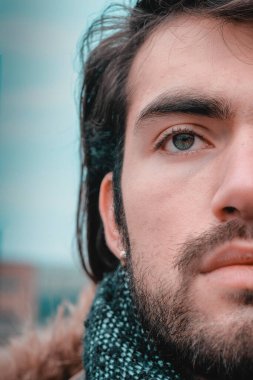 Kasvetli bir günde güzel siyah saçlı erkek portresi. Yüksek kalite fotoğraf