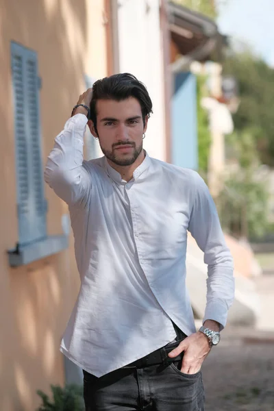 Beautiful Guy Walks Center White Shirt High Quality Photo — Stockfoto