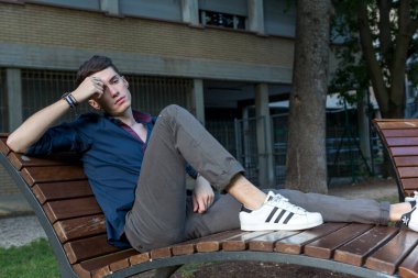 At kuyruklu güzel çocuk parkta bankta oturuyor. Yüksek kalite fotoğraf