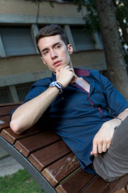 At kuyruklu güzel çocuk parkta bankta oturuyor. Yüksek kalite fotoğraf