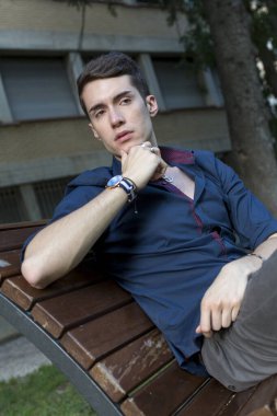 At kuyruklu güzel çocuk parkta bankta oturuyor. Yüksek kalite fotoğraf