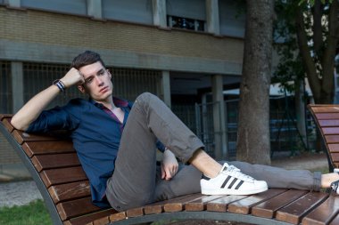 At kuyruklu güzel çocuk parkta bankta oturuyor. Yüksek kalite fotoğraf