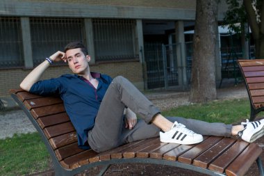 At kuyruklu güzel çocuk parkta bankta oturuyor. Yüksek kalite fotoğraf