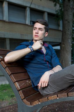 At kuyruklu güzel çocuk parkta bankta oturuyor. Yüksek kalite fotoğraf