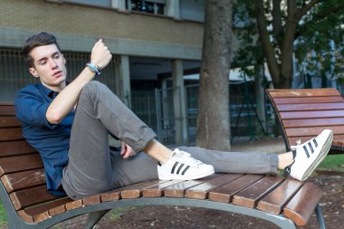 At kuyruklu güzel çocuk parkta bankta oturuyor. Yüksek kalite fotoğraf