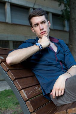 At kuyruklu güzel çocuk parkta bankta oturuyor. Yüksek kalite fotoğraf