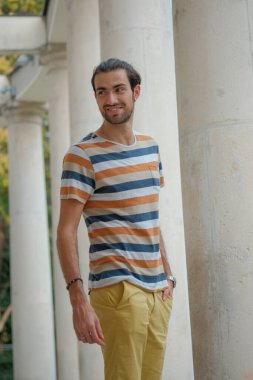 Güzel çocuk bermuda şortu ve çizgili gömleğiyle geziniyor. Yüksek kalite fotoğraf