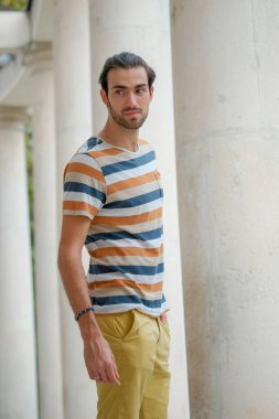 Güzel çocuk bermuda şortu ve çizgili gömleğiyle geziniyor. Yüksek kalite fotoğraf