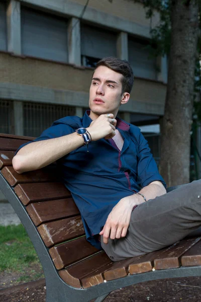 At kuyruklu güzel çocuk parkta bankta oturuyor. Yüksek kalite fotoğraf