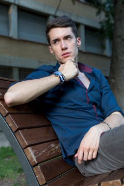 At kuyruklu güzel çocuk parkta bankta oturuyor. Yüksek kalite fotoğraf