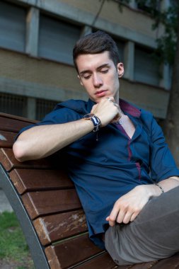 At kuyruklu güzel çocuk parkta bankta oturuyor. Yüksek kalite fotoğraf