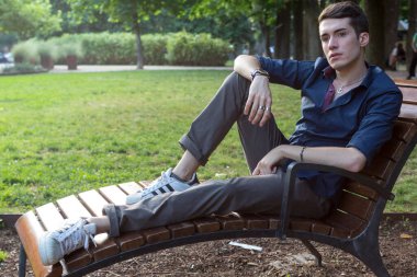 At kuyruklu güzel çocuk parkta bankta oturuyor. Yüksek kalite fotoğraf