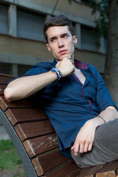 At kuyruklu güzel çocuk parkta bankta oturuyor. Yüksek kalite fotoğraf