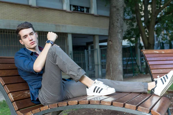 At kuyruklu güzel çocuk parkta bankta oturuyor. Yüksek kalite fotoğraf