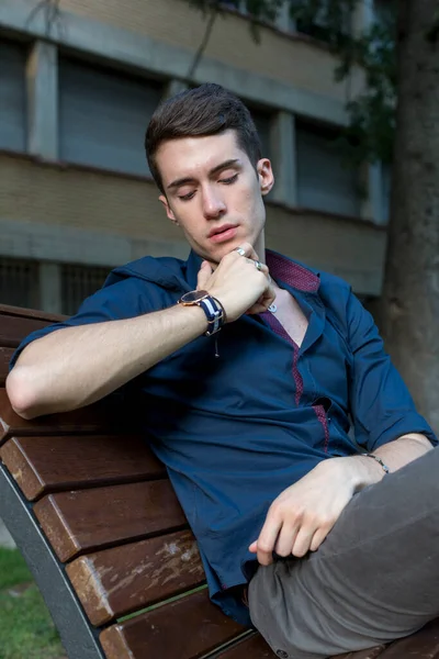 At kuyruklu güzel çocuk parkta bankta oturuyor. Yüksek kalite fotoğraf