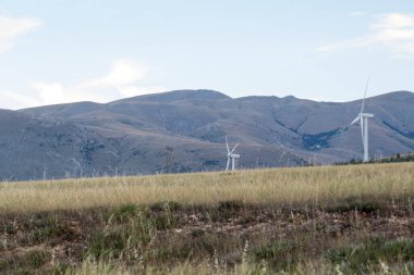 İtalya 'nın Abruzzo tepelerindeki rüzgar çiftliği. Yüksek kalite fotoğraf