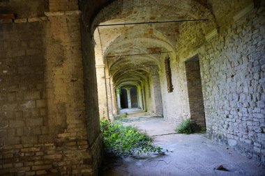 Kemerleri ve odaları olan terk edilmiş eski bir manastır. Yüksek kalite fotoğraf