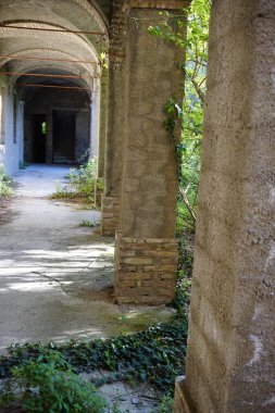 Kemerleri ve odaları olan terk edilmiş eski bir manastır. Yüksek kalite fotoğraf
