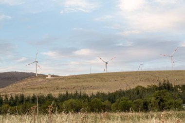 İtalya 'nın Abruzzo tepelerindeki rüzgar çiftliği. Yüksek kalite fotoğraf