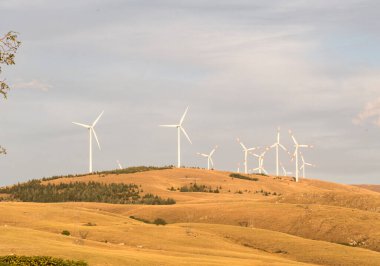 İtalya 'nın Abruzzo tepelerindeki rüzgar çiftliği. Yüksek kalite fotoğraf