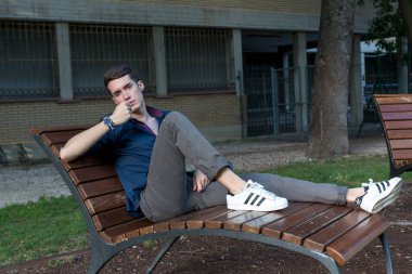 At kuyruklu güzel çocuk parkta bankta oturuyor. Yüksek kalite fotoğraf