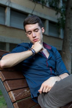 At kuyruklu güzel çocuk parkta bankta oturuyor. Yüksek kalite fotoğraf