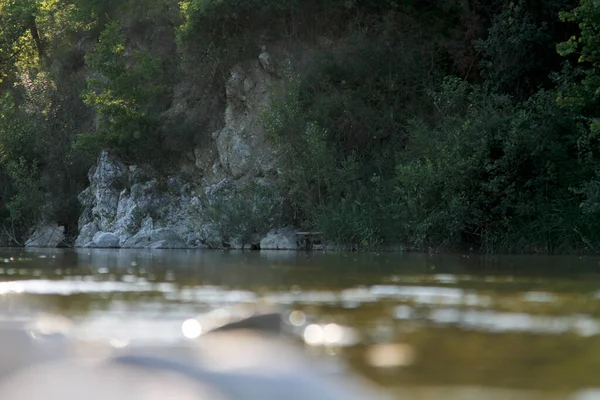 Güneşli bir günde İtalya 'nın Reggio Emilia eyaletindeki Enza Torrent. Yüksek kalite fotoğraf