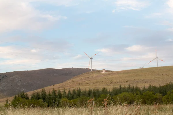 İtalya 'nın Abruzzo tepelerindeki rüzgar çiftliği. Yüksek kalite fotoğraf