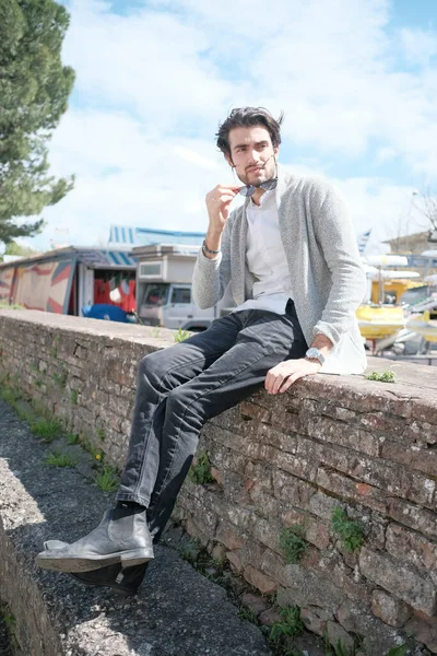 Stilig Italiensk Mörkhårig Kille Med Jacka Sittande Låg Vägg Solig — Stockfoto