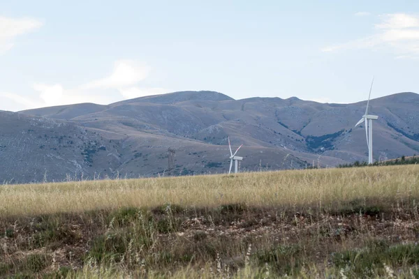İtalya 'nın Abruzzo tepelerindeki rüzgar çiftliği. Yüksek kalite fotoğraf