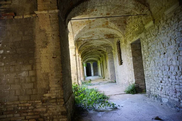 Kemerleri ve odaları olan terk edilmiş eski bir manastır. Yüksek kalite fotoğraf