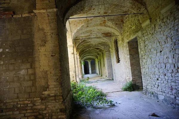 Kemerleri ve odaları olan terk edilmiş eski bir manastır. Yüksek kalite fotoğraf