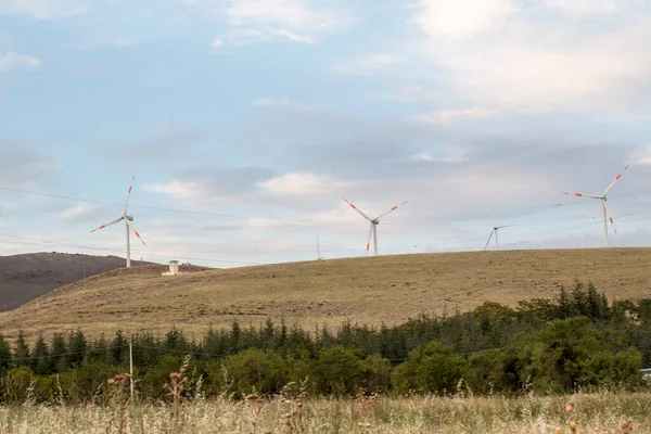 İtalya 'nın Abruzzo tepelerindeki rüzgar çiftliği. Yüksek kalite fotoğraf